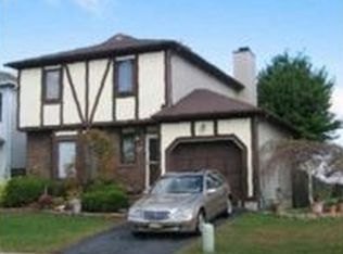 25 Tanbark Dr, Parlin, NJ 08859