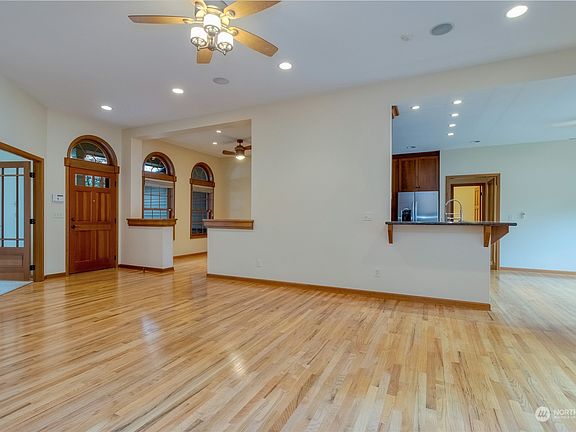 4th image of 310 Eagle Crest Drive