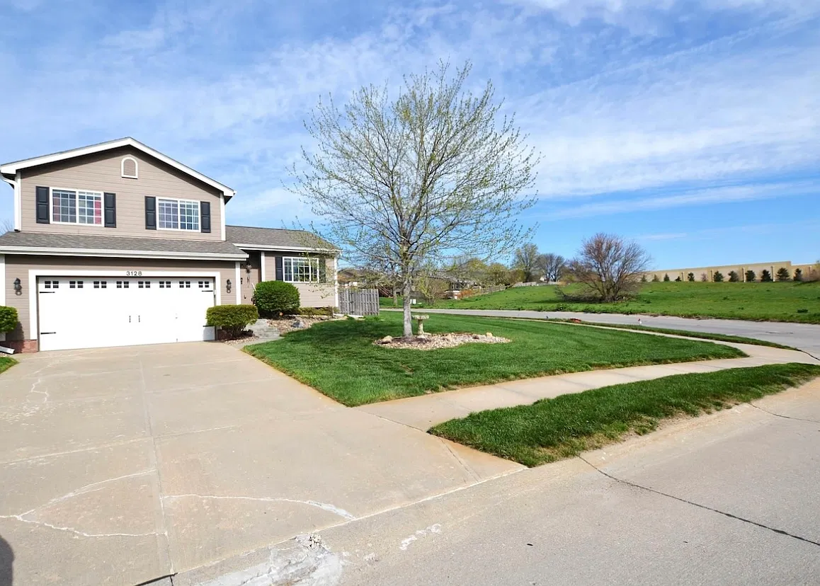 3 bed, 1793 sqft, $2,395 — Photo 2
