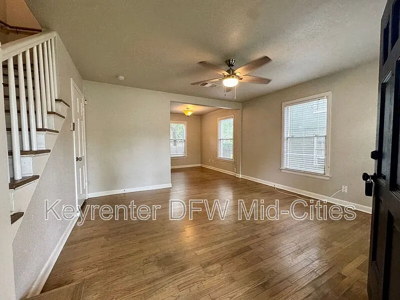 2 bed, 1.0 bath, 900 sqft, $1,700 — Photo 2