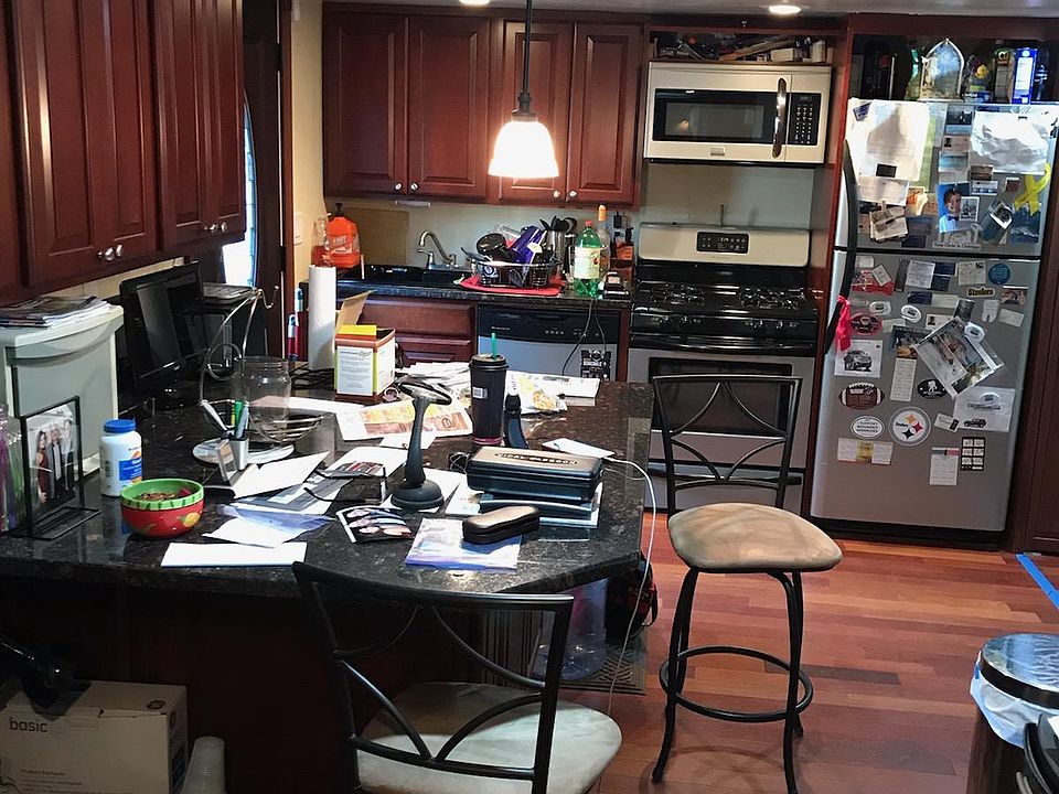 2nd image of 102 Pine Hollow Rd #1