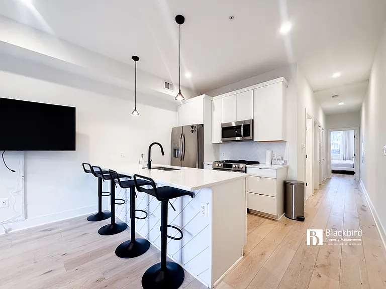 1011 18th St NE — Photo 3