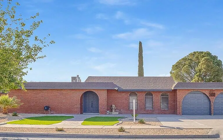 3709 Roslyn Dr — Photo 1
