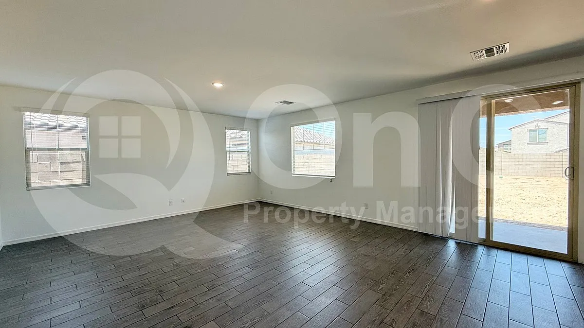 4 bed, 3.0 bath, 2331 sqft, $2,200 — Photo 2