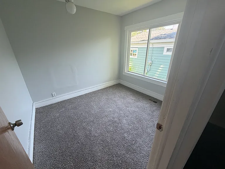 825 Vermilya Ave — Photo 6