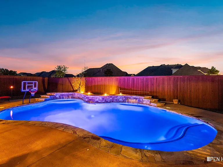 3407 Oxford Ln — Photo 2