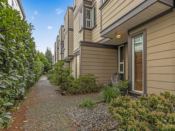 1535 Saint Georges Ave #5, North Vancouver, BC V7L 3J6