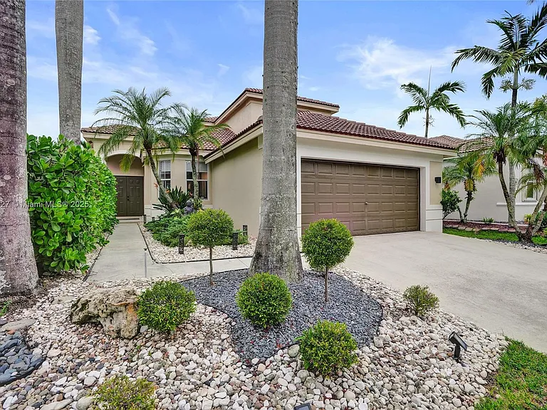 1725 Winterberry Ln — Photo 2
