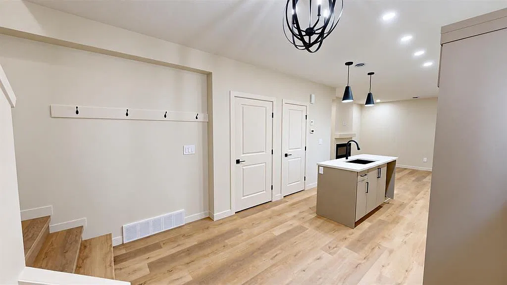 2 bed, 1.0 bath, 821 sqft, $1,800 — Photo 3
