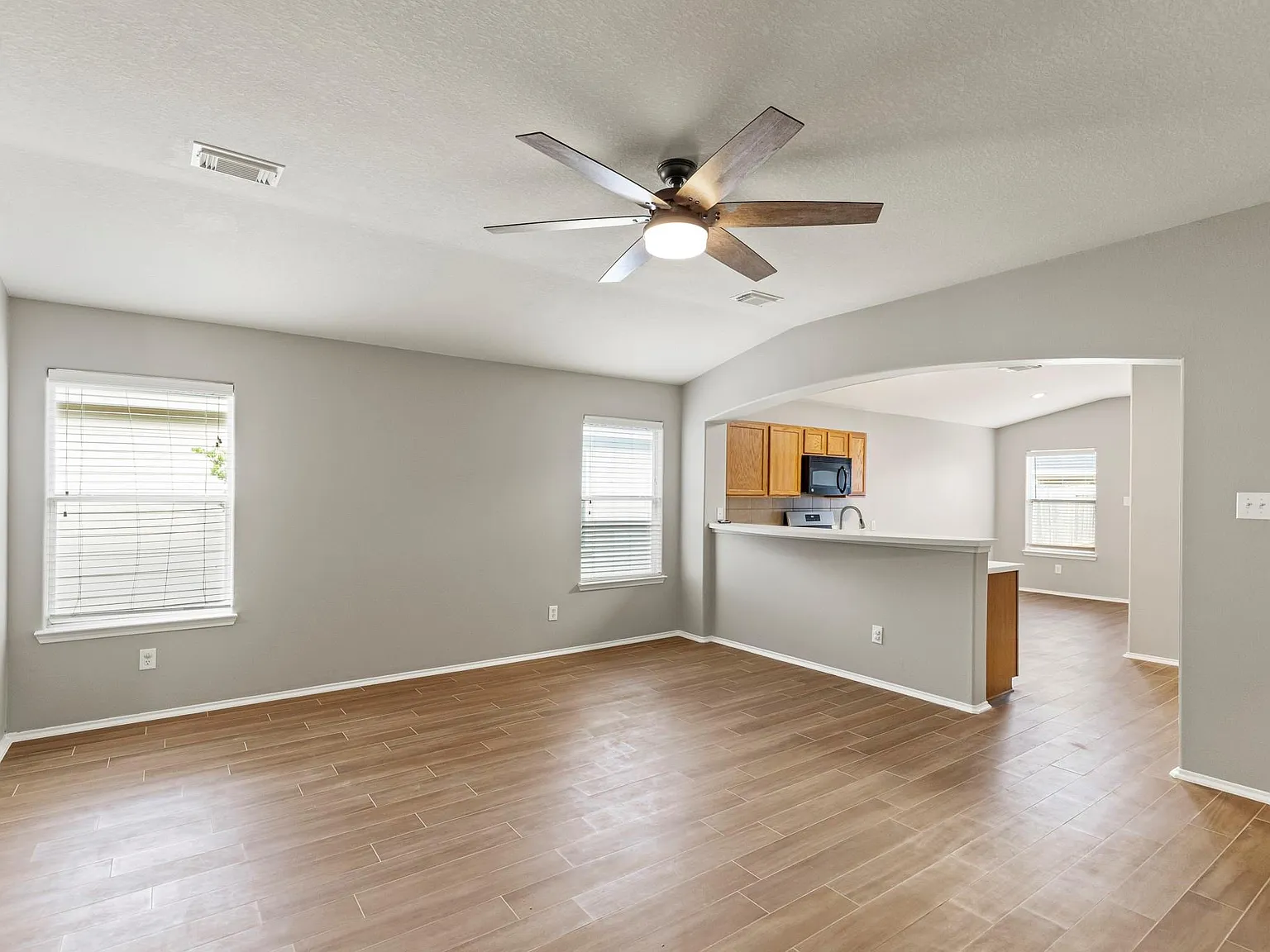 3 bed, 2.0 bath, 1609 sqft, $2,200 — Photo 4