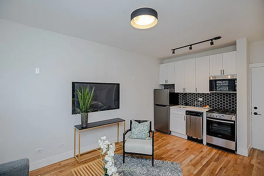4236 N Kenmore Ave — Photo 3