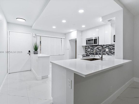 5th image of 2303 Lucaya Ln APT E2
