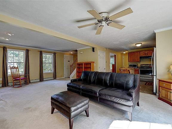 3rd image of 27 Kristen Ln