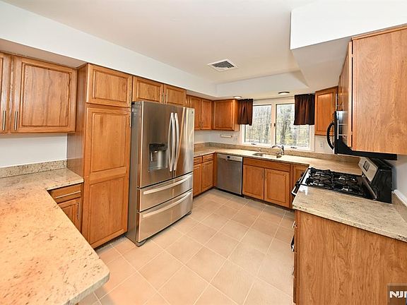 5th image of 47 Bentley Dr