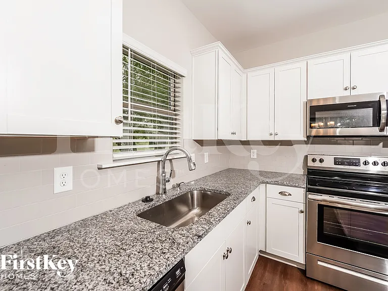 2119 5th Ter S — Photo 6