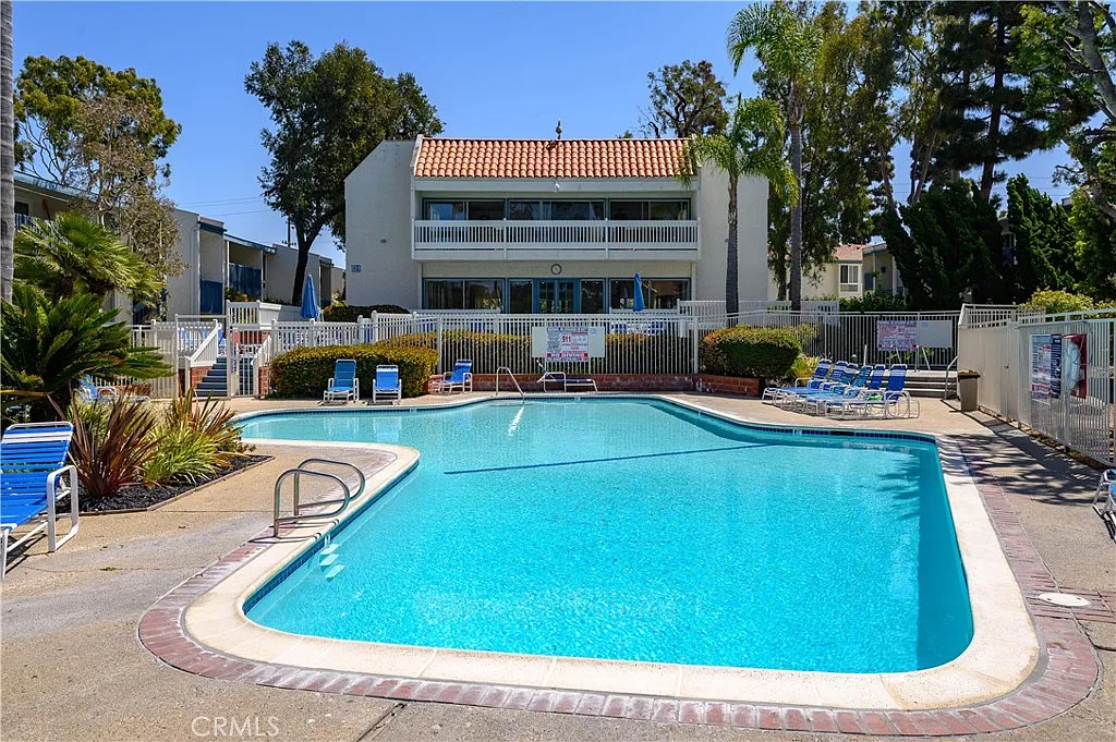 2 bed, 975 sqft, $4,900 — Photo 3