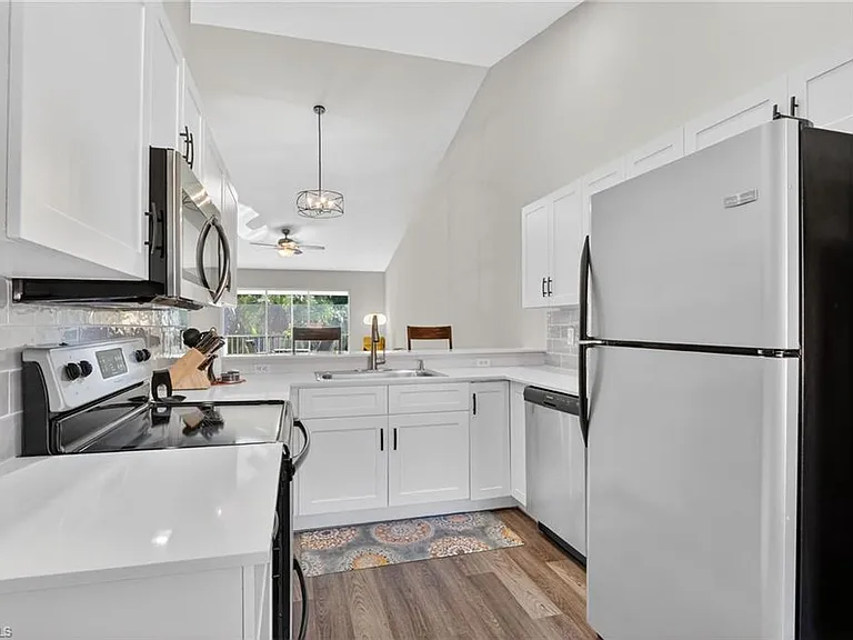 209 Robin Hood Cir #201 — Photo 2