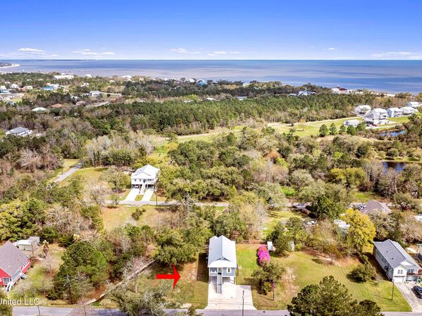 216 Gulf Dr, Waveland, MS 39576