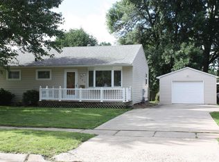 603 Maple St, Pella, IA 50219