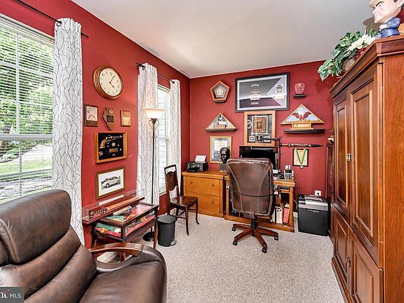 5th image of 24 Westhampton Ct