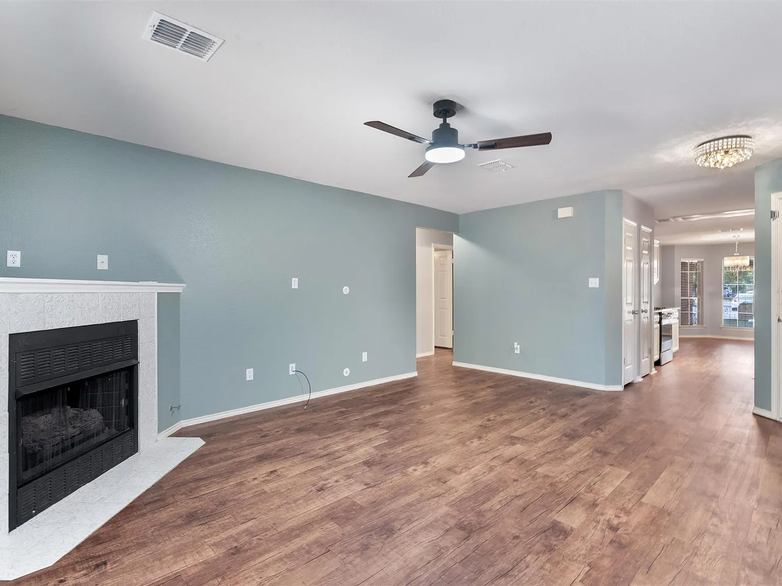 3 bed, 2.0 bath, 1337 sqft, $2,100 — Photo 3