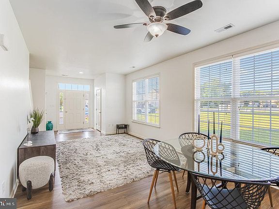 5th image of 220 W Bourne Way