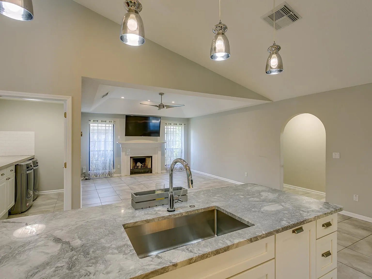 4 bed, 2294 sqft, $3,500 — Photo 4