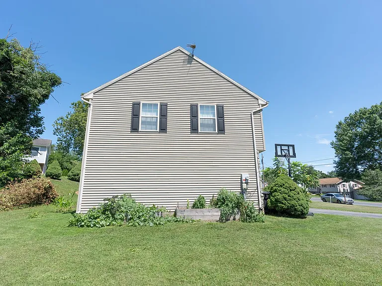 2072 Sheaffer Rd — Photo 10
