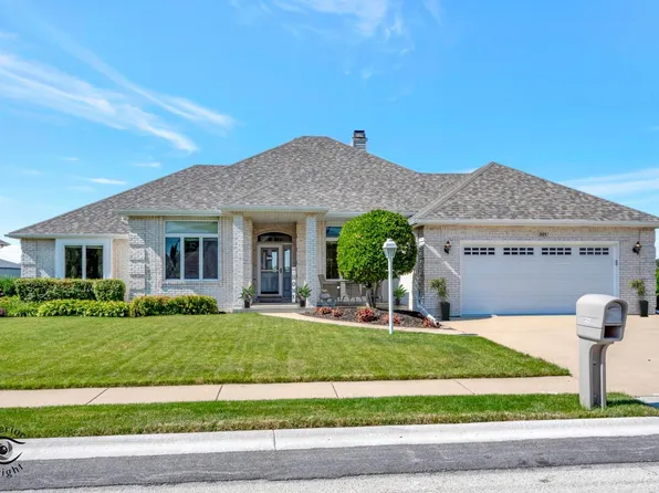 321 W 8th St, Manteno, IL 60950