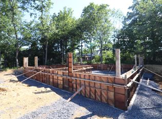 1080 Arbor Ln, Slatington, PA 18080