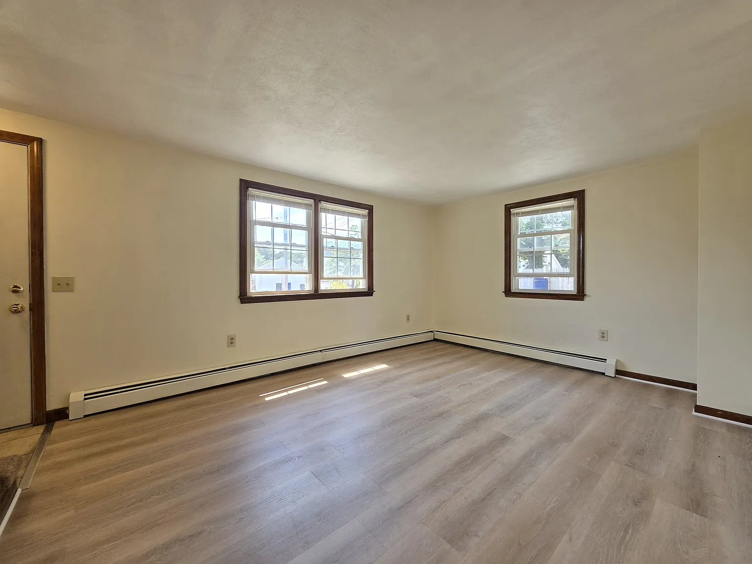  19 Wamsetta Ave 2-Floors 2b/1b Renovated! Yard! 1petok Laundry! Prkg — Photo 2