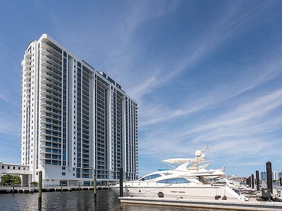 3rd image of 17111 Biscayne Blvd Unit 307