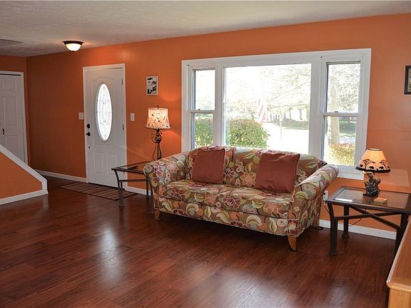 5th image of 8319 Lorraine Dr