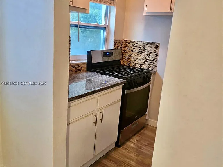 215 30th St #22 — Photo 6