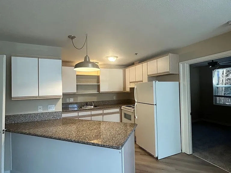 121 NW 21st St #8 — Photo 1