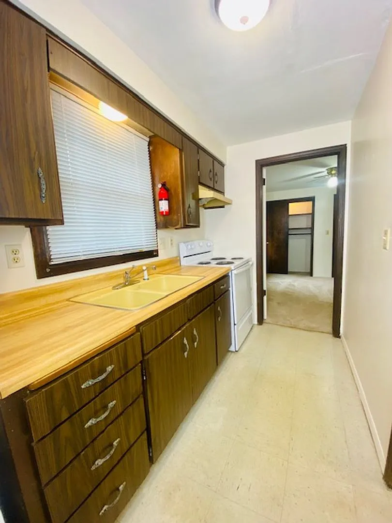 420 S Maple Ave - Apartments — Photo 4