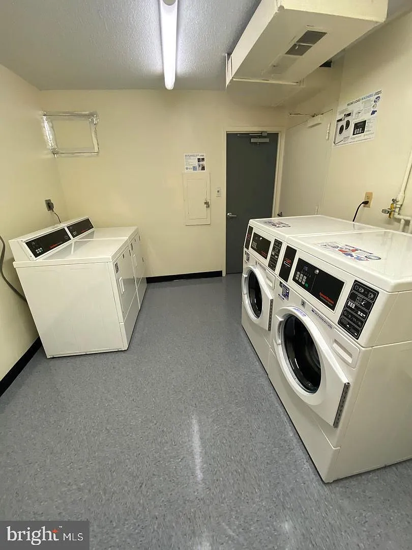 Studio, 1.0 bath, 384 sqft, $1,425 — Photo 3