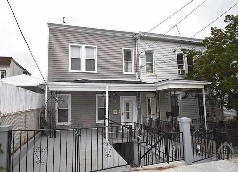 1st image of 1631 Melville St #22
