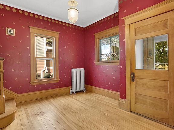 4th image of 207 W 34th St