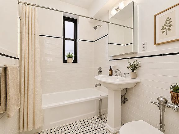 5th image of 124 E 24th St APT 5K