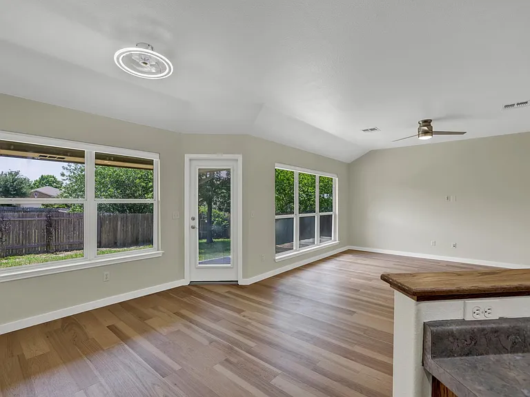 2116 Bentwood Dr — Photo 8