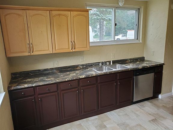 3rd image of 19 Briarwood Ln