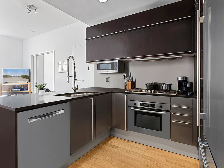 421 W 54th St #4G — Photo 4