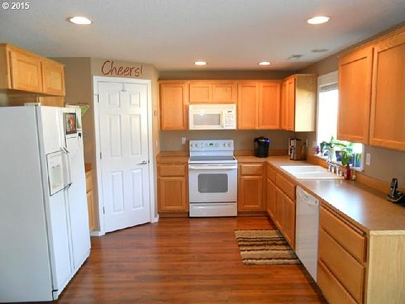 3rd image of 3907 NE 95th Cir