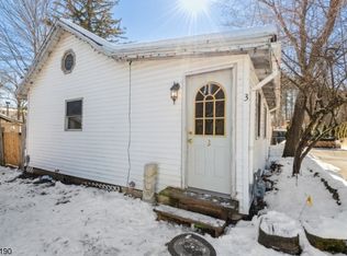 3 Burr Ct W, Hewitt, NJ 07421