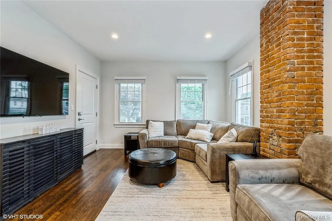 2 bed, 1035 sqft, $4,100 — Photo 3