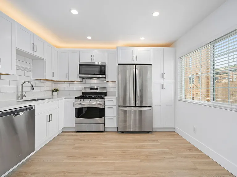 520 Poinsettia Ave — Photo 2