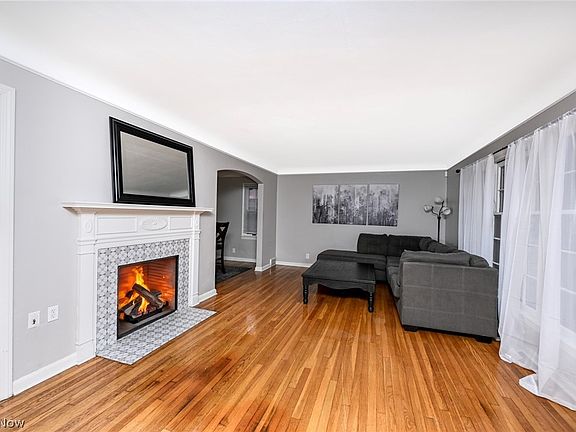 3rd image of 3699 Bainbridge Rd