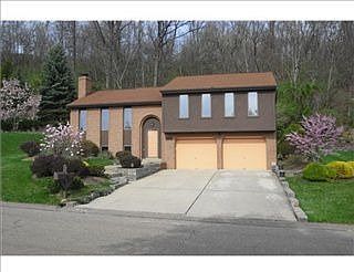 Custom 3BR 2/1BA split entry w/ breakfast bay-window and cathedral ceiling