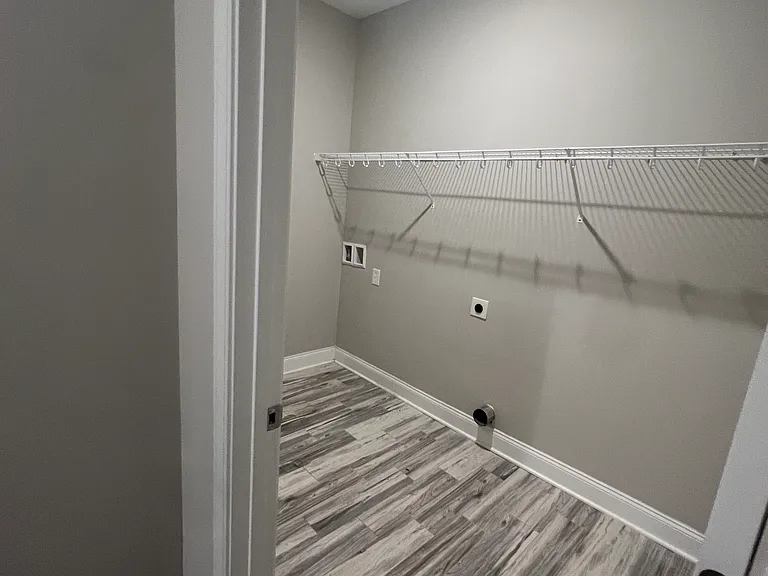 14829 Commonwealth Dr — Photo 14